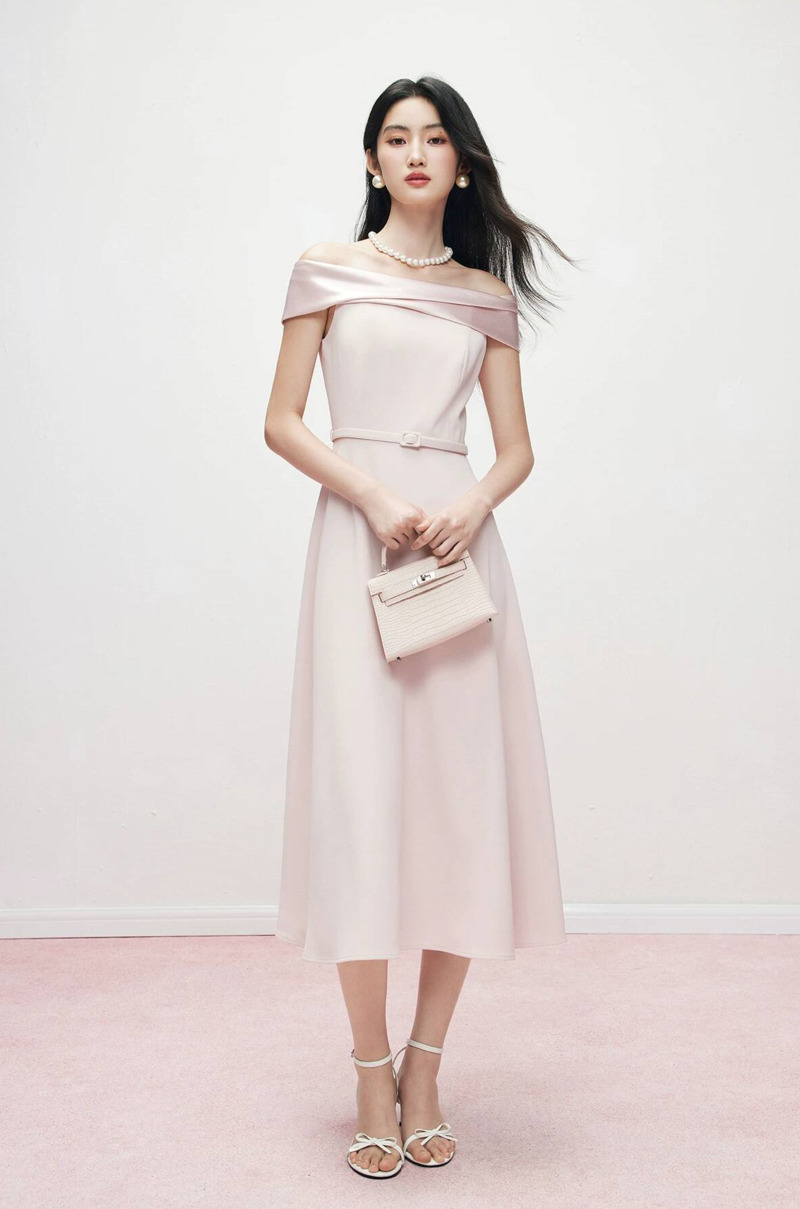 Party Games Offline - Dames roze satijnen off-shoulder midi-jurk, elegante